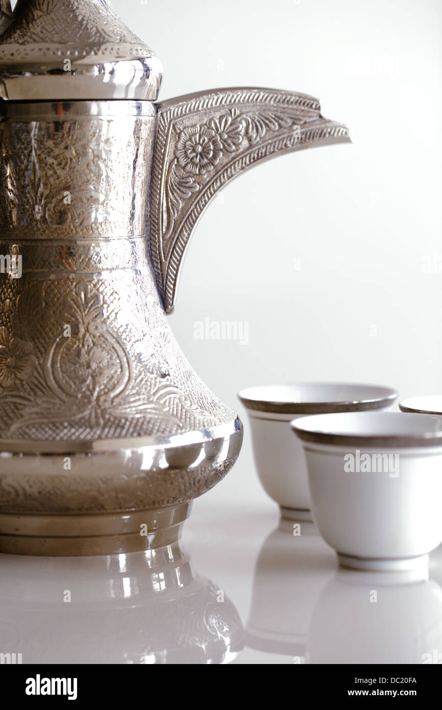 Un dallah è una pentola di metallo con un tubo di lancio lungo progettato specificamente per la produzione di caffè arabo Foto Stock
