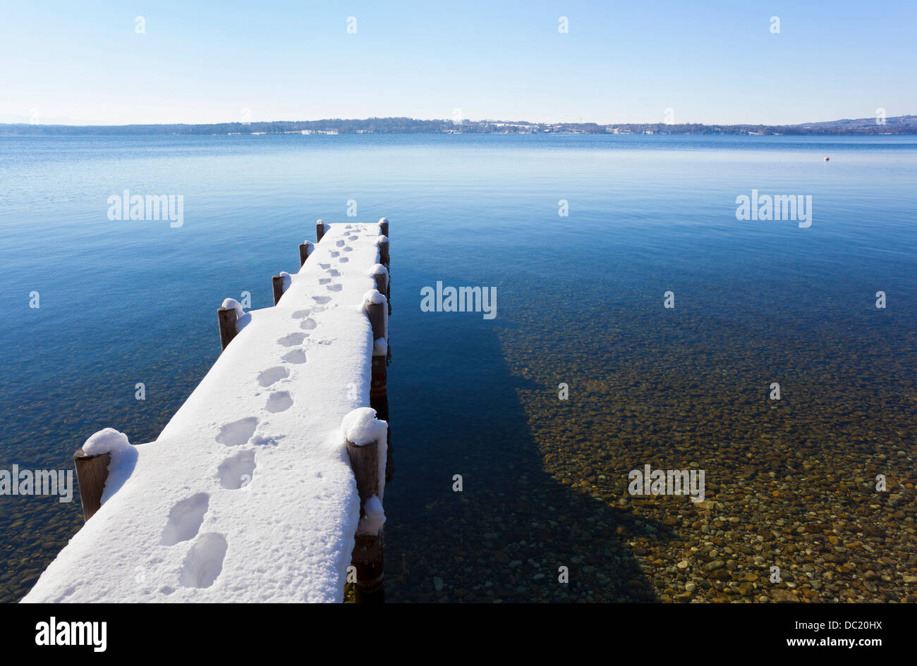 Impronte sulla neve coperto pier Foto Stock