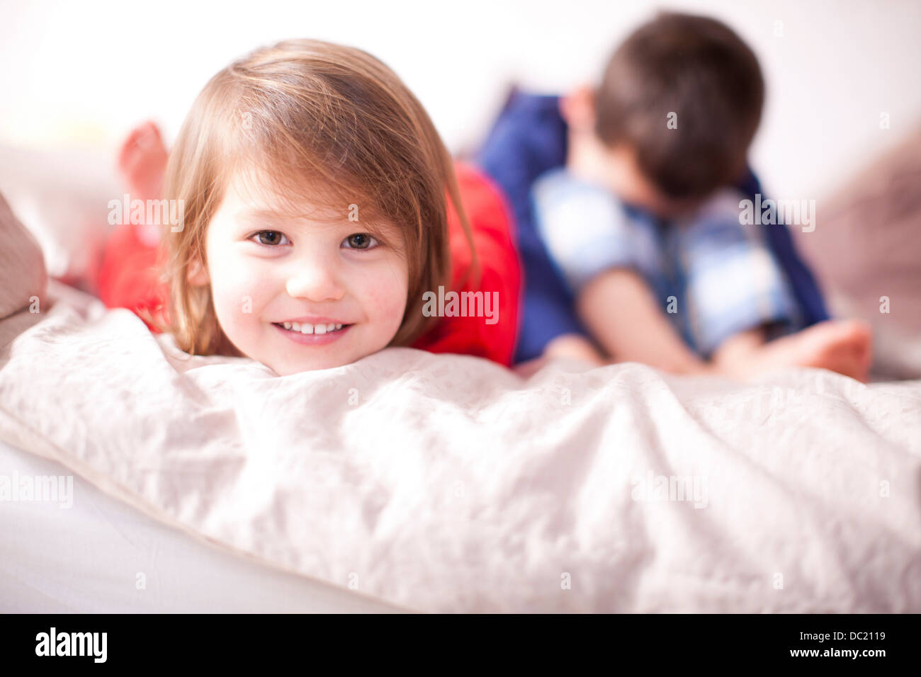 Ritratto di giovane ragazza sorridente e fratello broncio Foto Stock