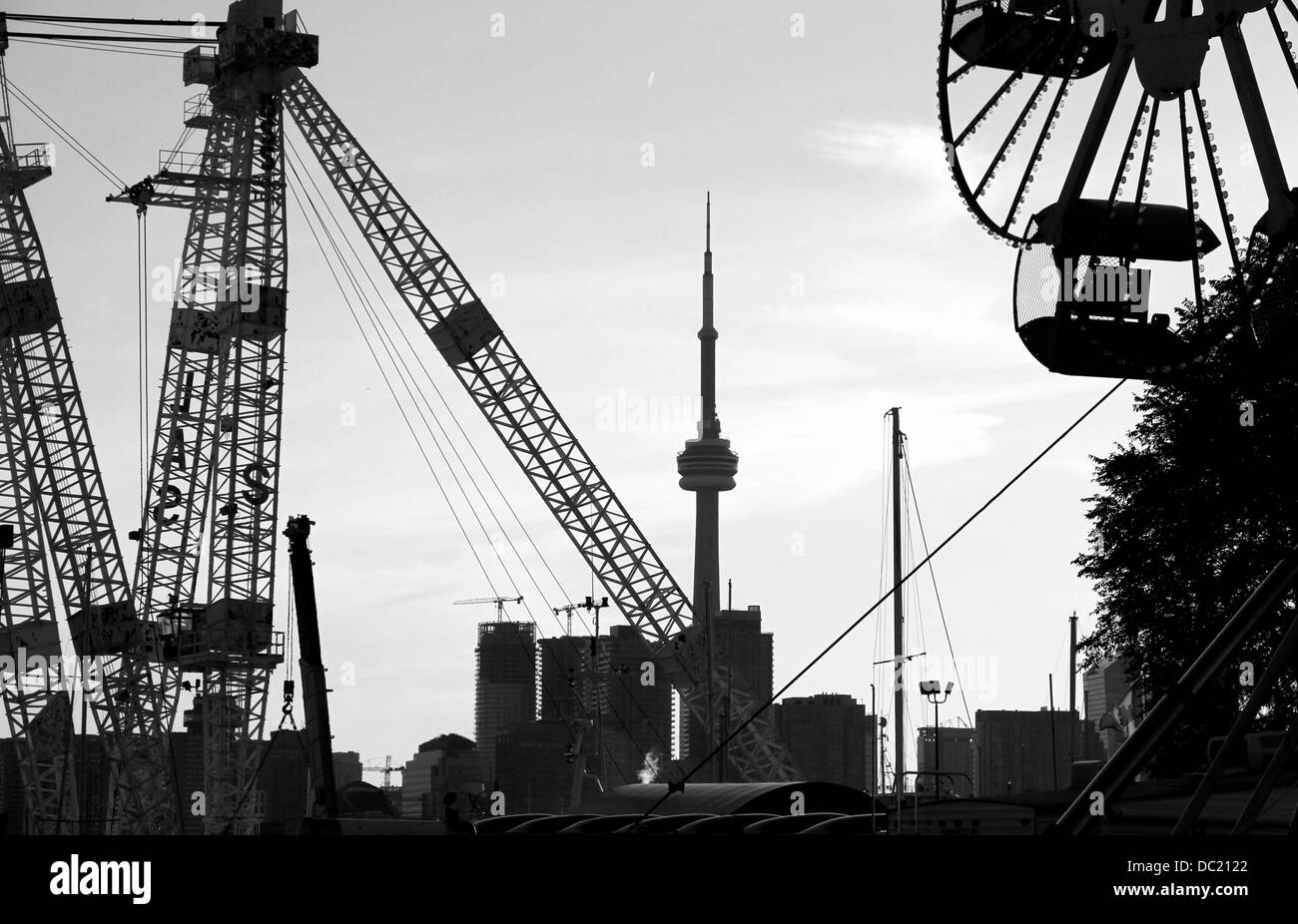 Toronto CN Tower come visto dal porto industriale di Cherry Street al tramonto Foto Stock