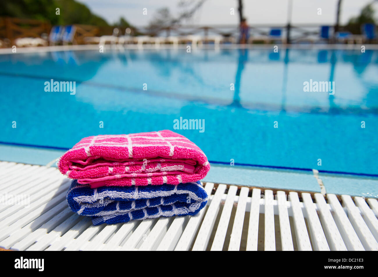 Impilate i colori rosa e blu asciugamani in piscina Foto Stock