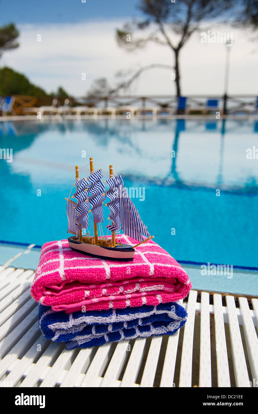 Piccola barca a vela per giocare con piscina Foto stock - Alamy