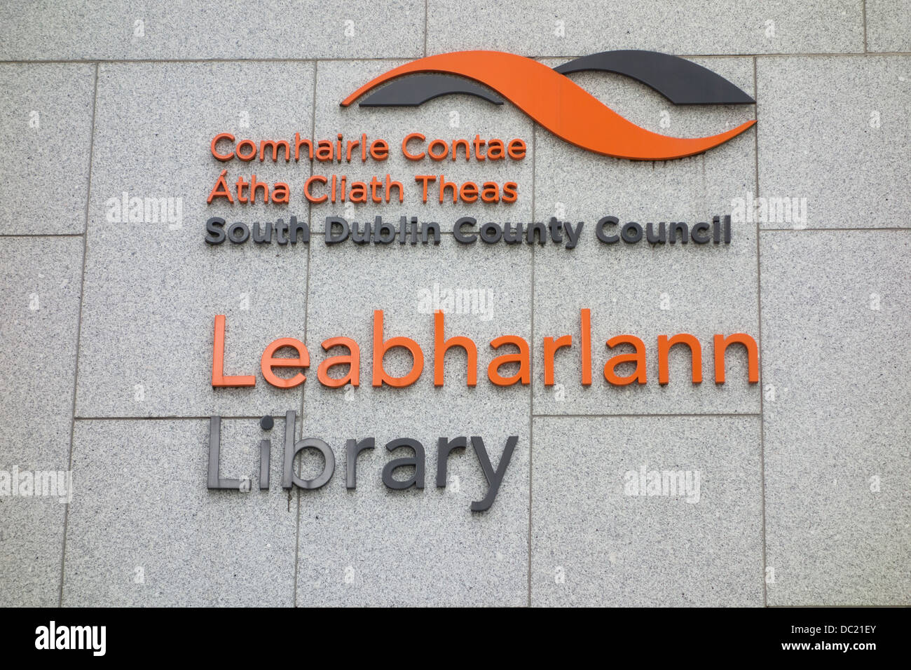 Segno sulla biblioteca pubblica in irlandese e inglese - South Dublin County Council a Tallaght Foto Stock