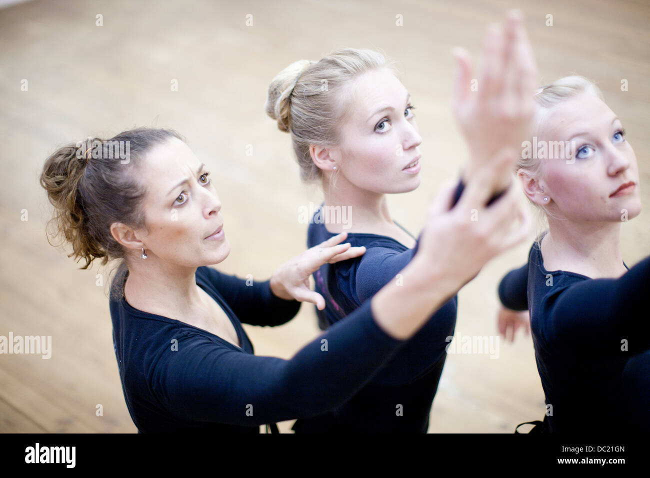 Dimostrando insegnante di canto rappresentano per ballerine Foto Stock