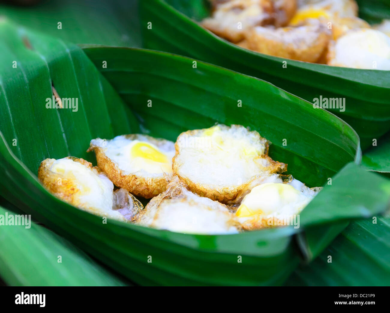 Uova di quaglia fritte in banana leaf conta Foto Stock