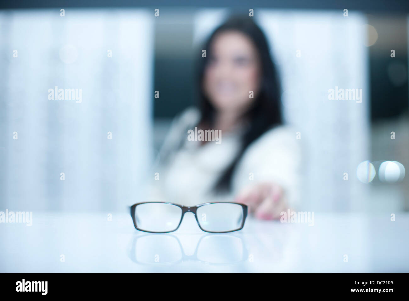 Donna e un paio di occhiali Foto Stock