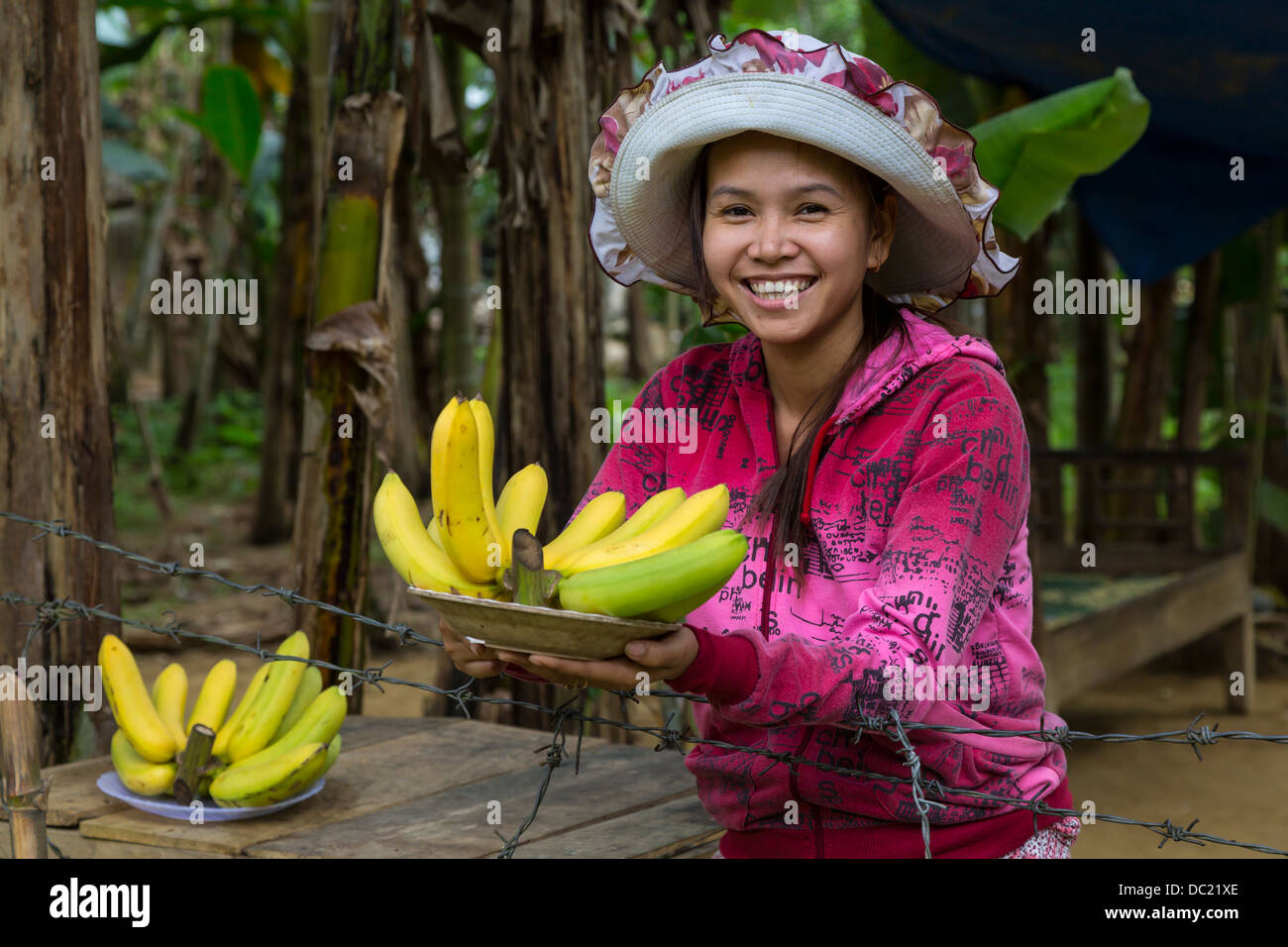 Una signora la vendita delle banane ai turisti a Ming Mang tomba nei pressi di tonalità, Vietnam, in Asia. Foto Stock