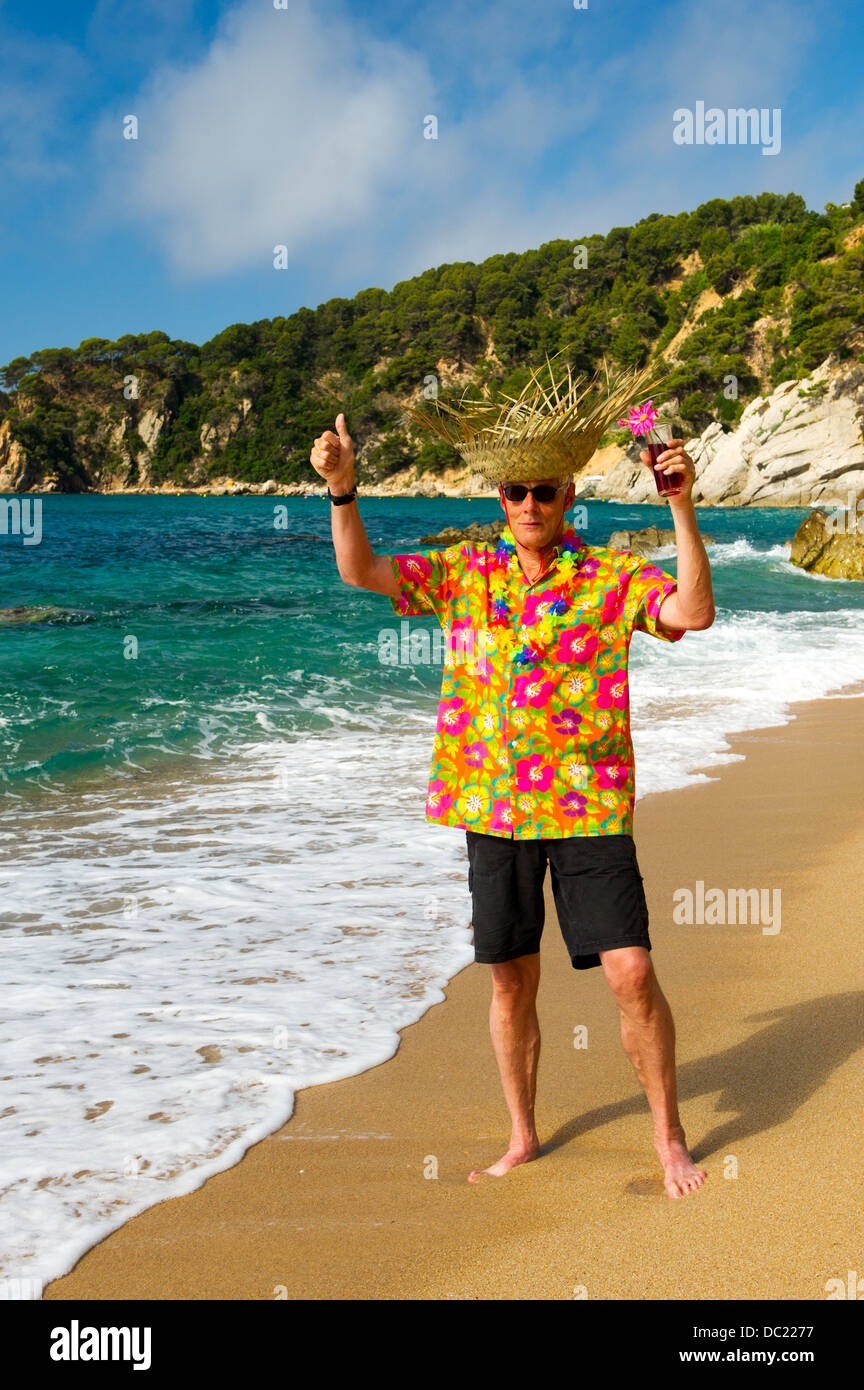 L'uomo anziano con cocktail drink presso la spiaggia tropicale Foto Stock