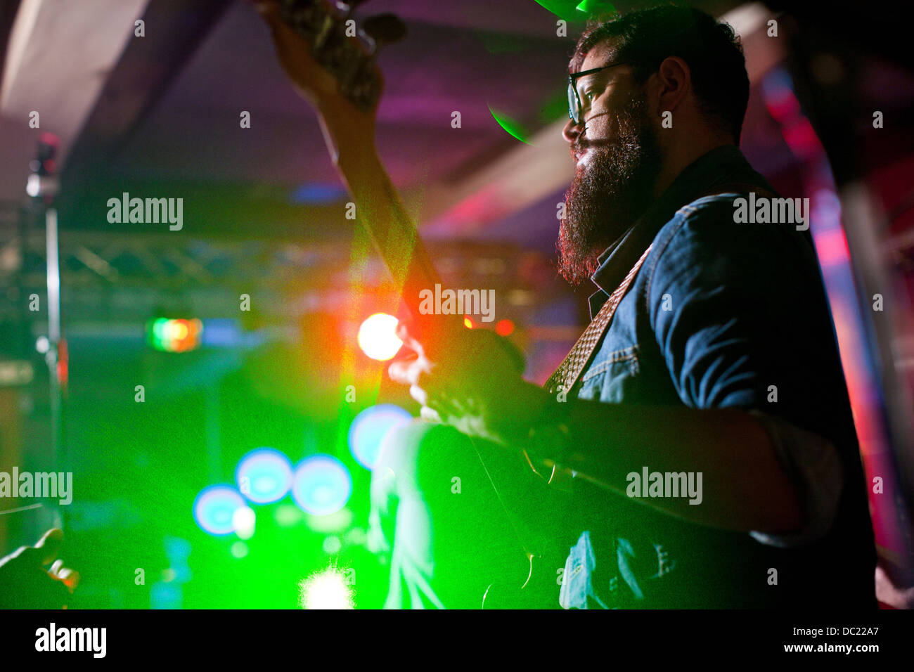 Uomo a suonare la chitarra in discoteca Foto Stock