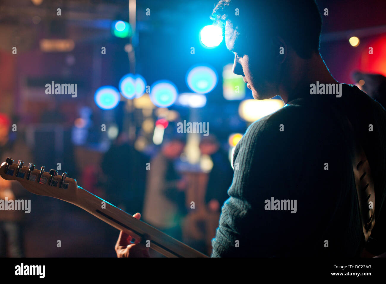L'uomo sul palco a suonare la chitarra in discoteca Foto Stock