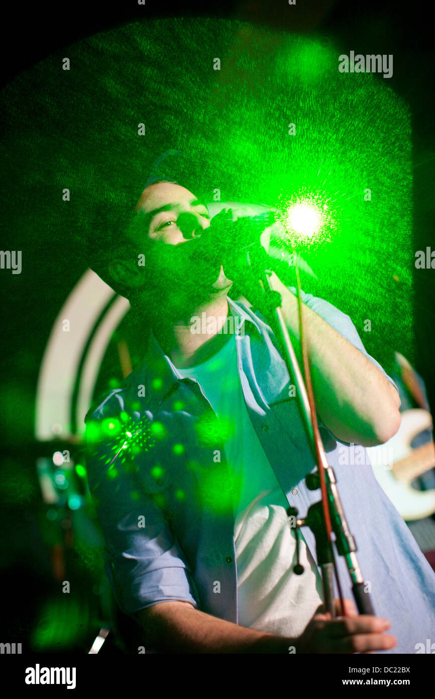 Uomo cantano sul palco in discoteca Foto Stock