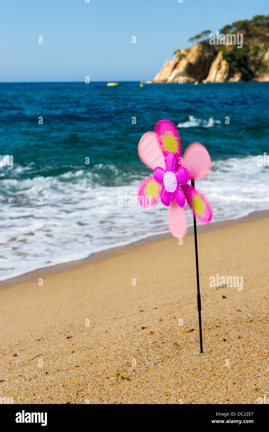 Girando colorato mulino a vento al Summer Beach Foto Stock