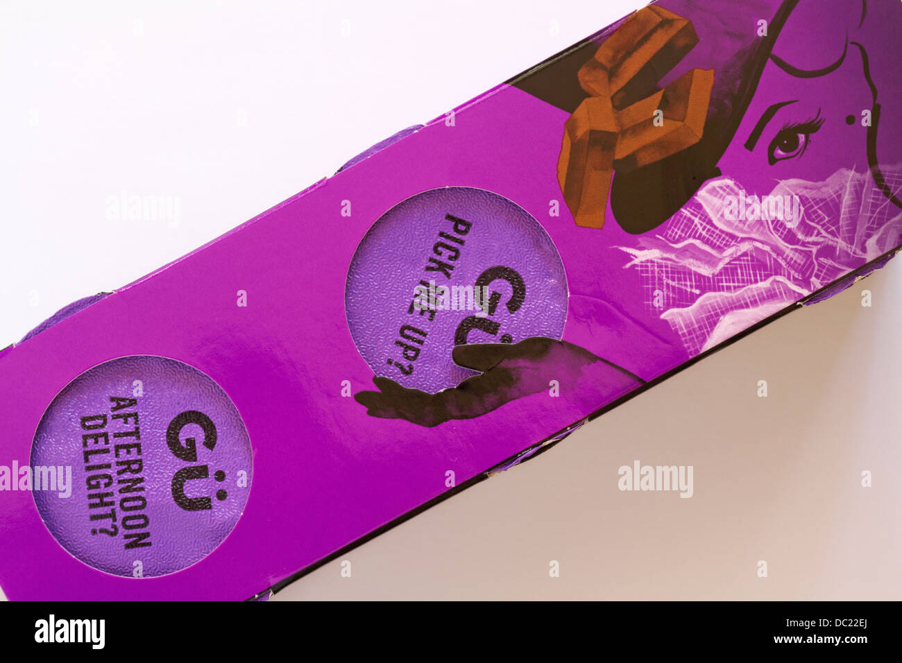 Budini Gü GU 3 gagache al cioccolato - delizia pomeridiana Pick me Up su sfondo bianco Foto Stock