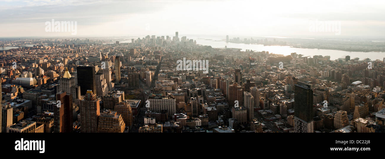 Elevato angolo di vista sullo skyline di Manhattan, New York, Stati Uniti d'America Foto Stock