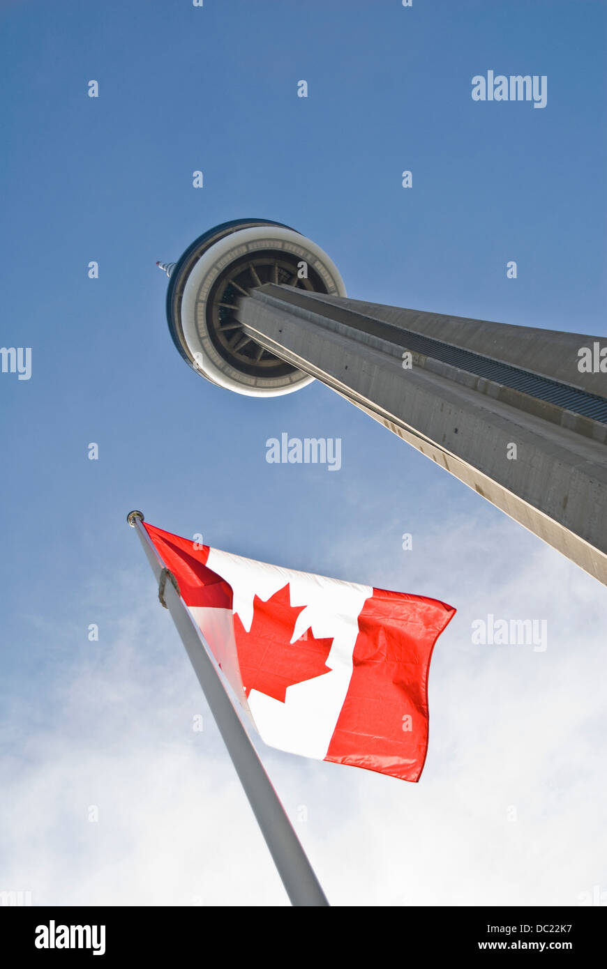 Basso angolo vista della CN Tower a Toronto, Ontario, Canada Foto Stock