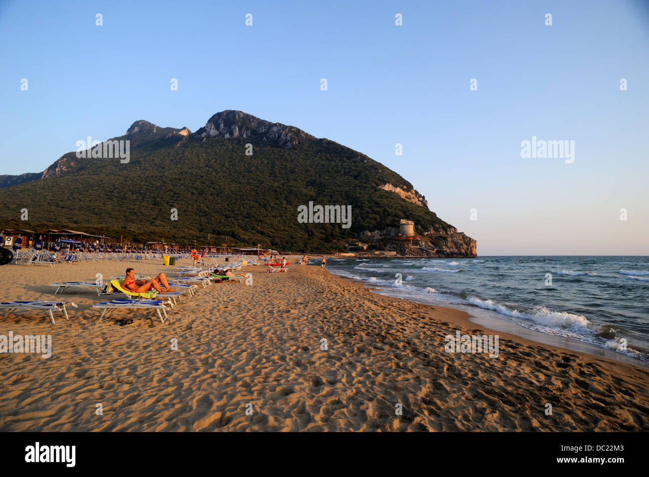 Italia, Lazio, Parco Nazionale del Circeo, Monte Circeo e spiaggia di Sabaudia Foto Stock