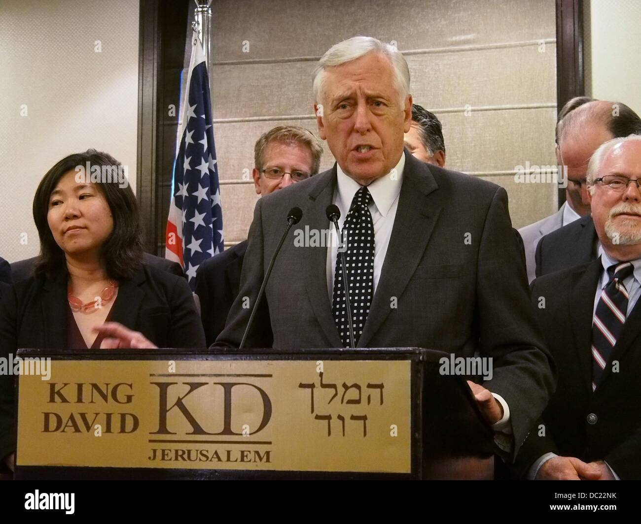 Gerusalemme, Israele. Il 7 agosto 2013. Casa frusta di minoranza, STENY HOYER, membro senior della delegazione, dichiara "Siamo qui per esprimere la nostra profonda e costante sostegno per lo Stato ebraico di Israele e il processo di pace' all'inizio di una conferenza stampa a Gerusalemme. Trentasette i deputati democratici degli Stati Uniti Casa dei Rappresentanti di tenere una conferenza stampa presso l'Hotel King David dopo la delegazione si riunisce con Israele per la PM Netanyahu e pace Negotiator-In Capo, Saeb Erikat, dell'Autorità palestinese. Credito: Nir Alon/Alamy Live News Foto Stock