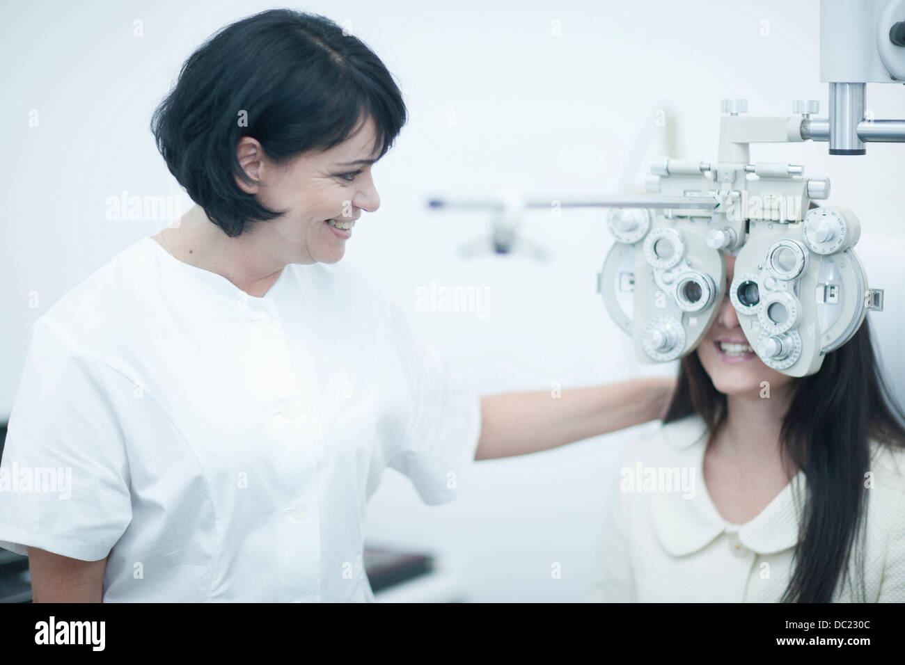 Giovane donna a ottici aventi la prova degli occhi Foto Stock