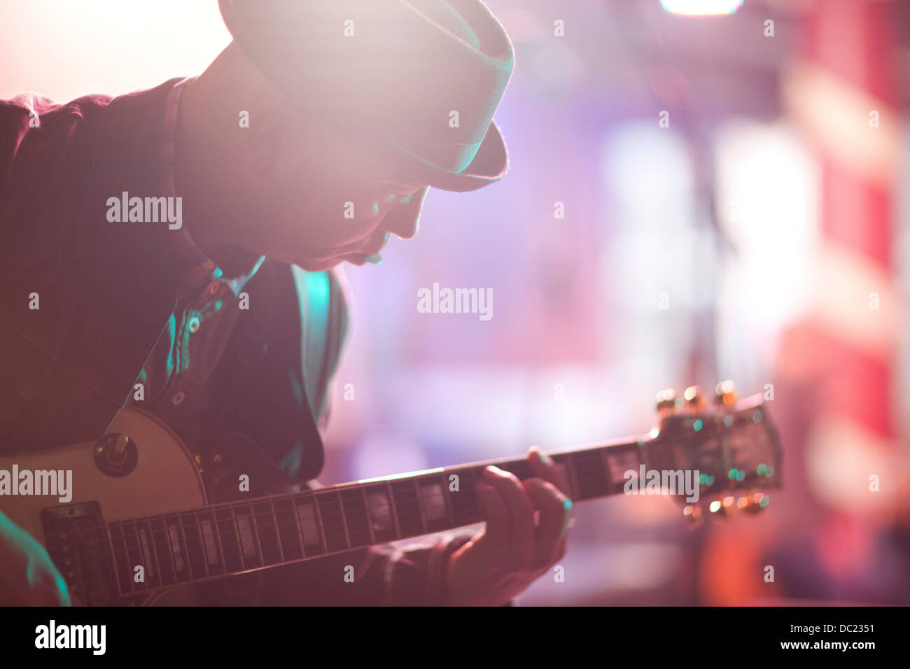 Close up uomo maturo a suonare la chitarra sul palco Foto Stock