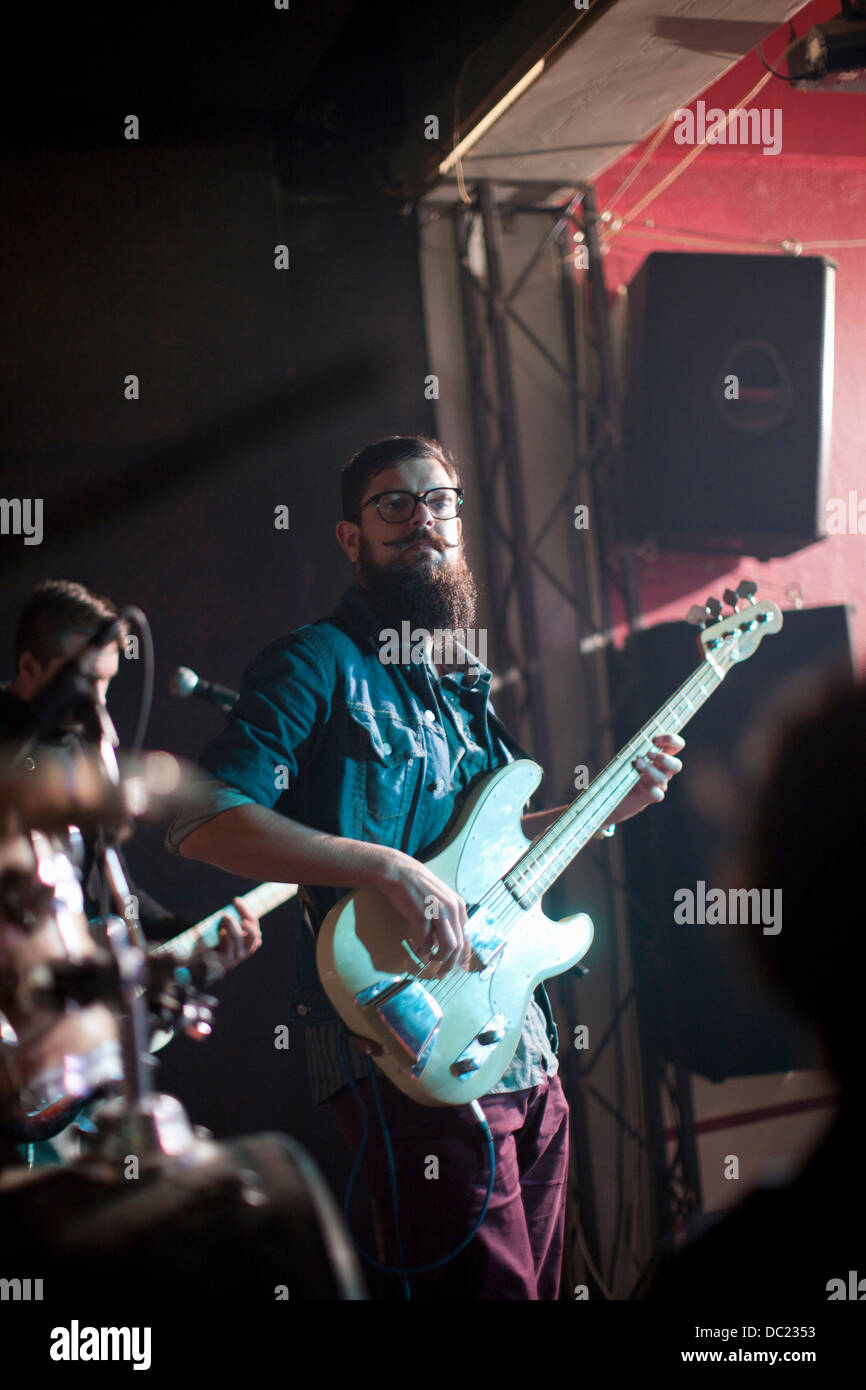 Gli uomini che giocano le chitarre in scena nel club Foto Stock