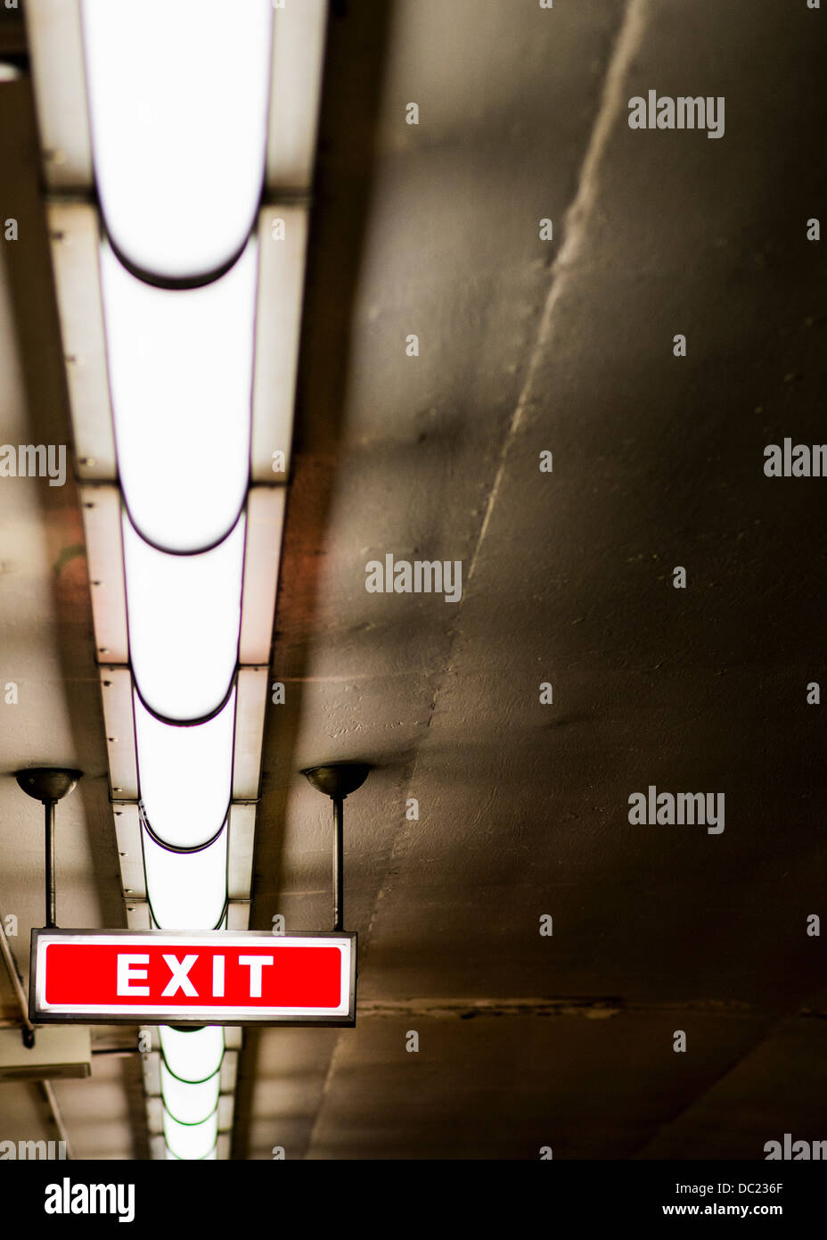 Uscire da firmare e luci fluorescenti sul soffitto della stazione della metropolitana di Toronto, Ontario, Canada Foto Stock