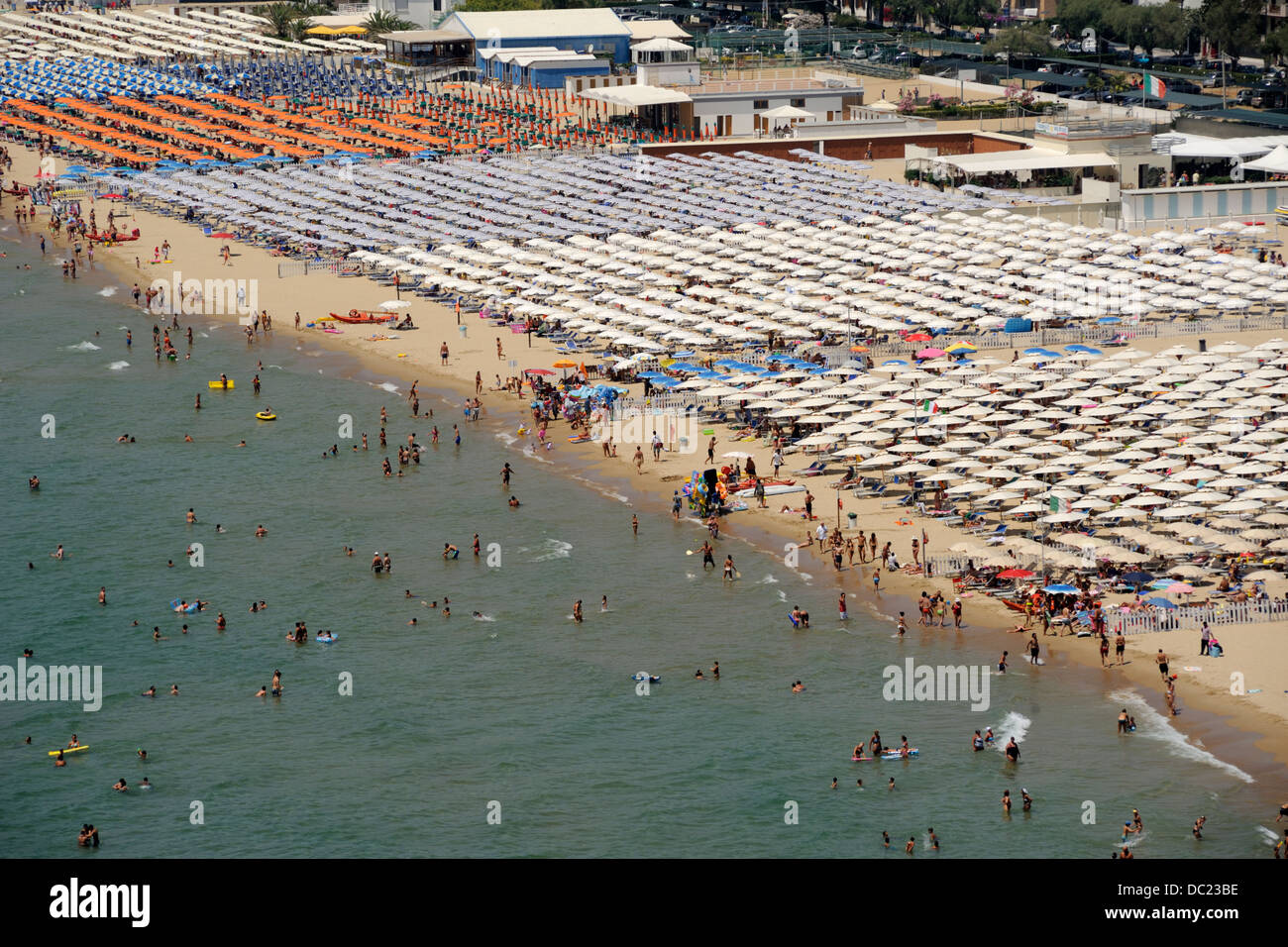 Italia, Lazio, Gaeta, Serapo, spiaggia affollata Foto Stock