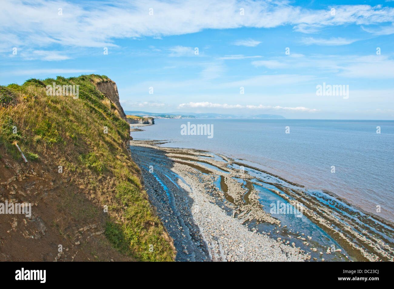 Vista da Kilve spiaggia costa e percorso verso St Audries Bay Blue Anchor Bay e Minehead, Somerset, Inghilterra sudoccidentale Foto Stock