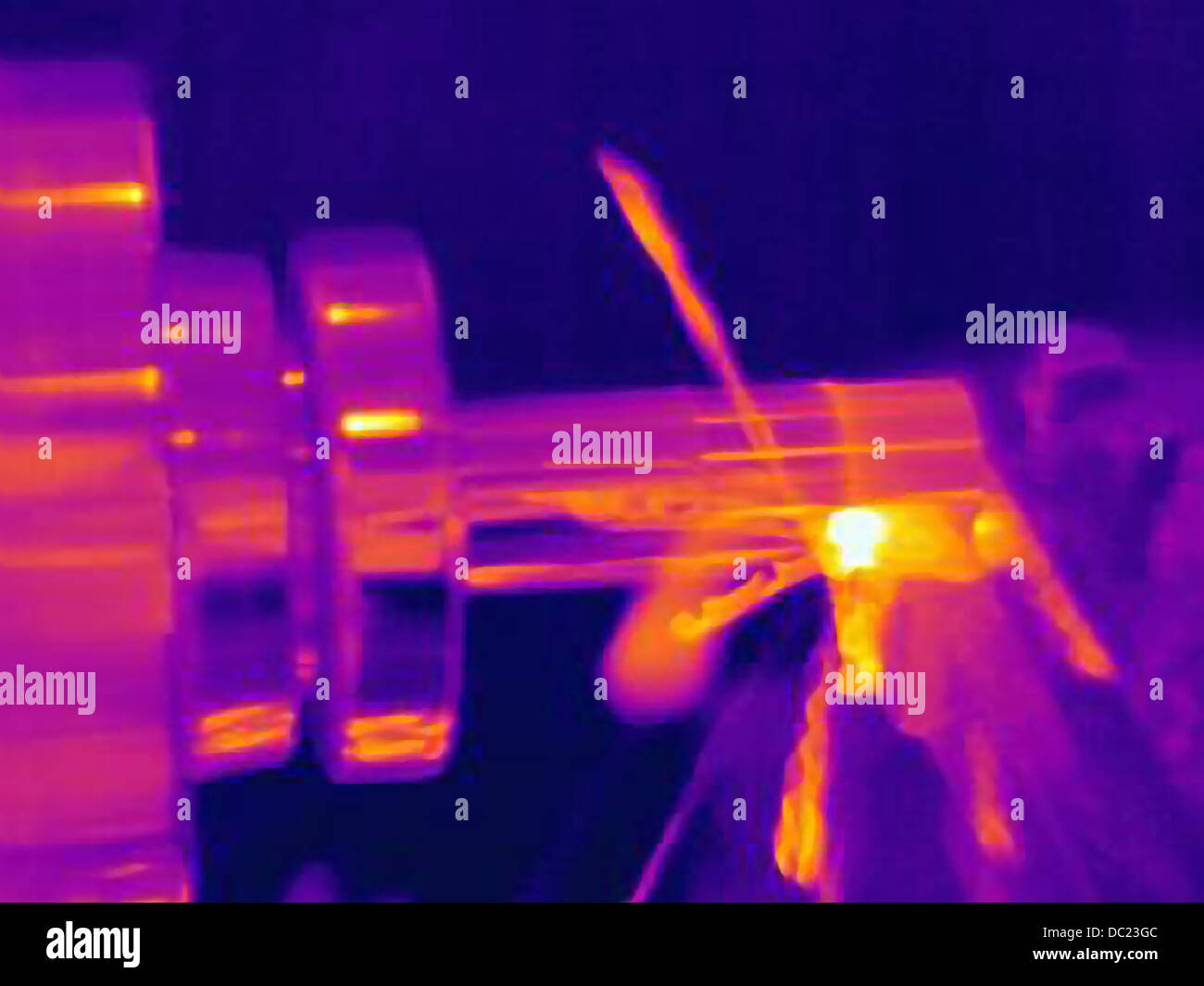 Immagine termica della parte rivolta al tornio, con riscaldamento dell'utensile di taglio, parte e trucioli Foto Stock