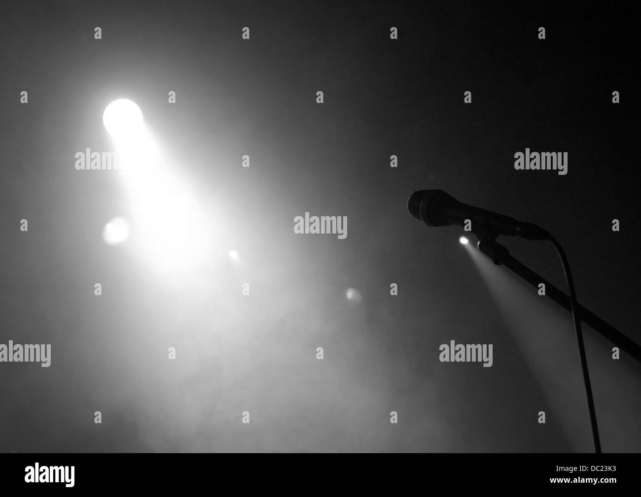 Microfono da solo nella fase di focalizzare la luce in un live show Foto Stock