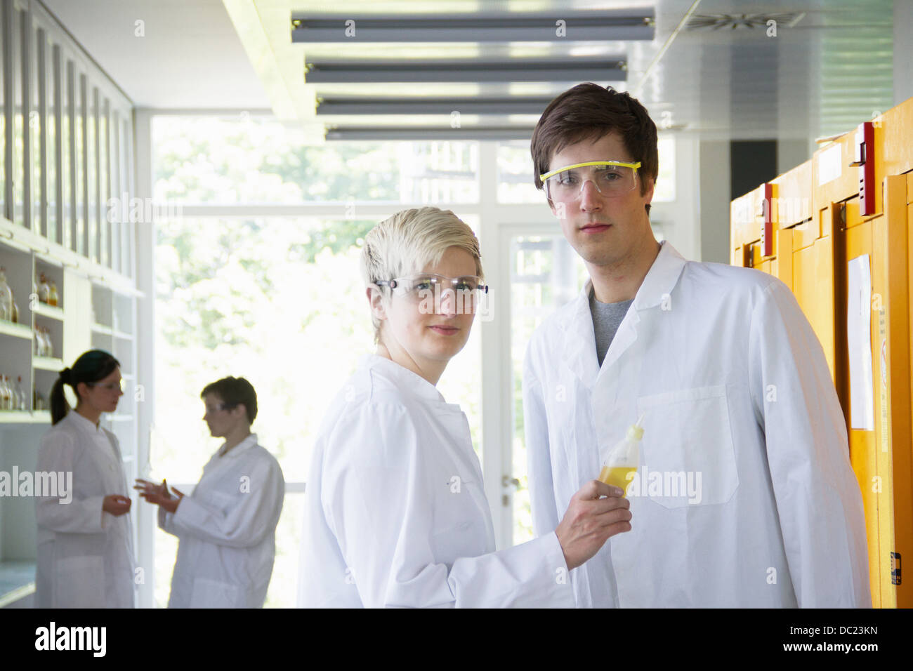 Studenti di chimica in laboratorio, ritratto Foto Stock