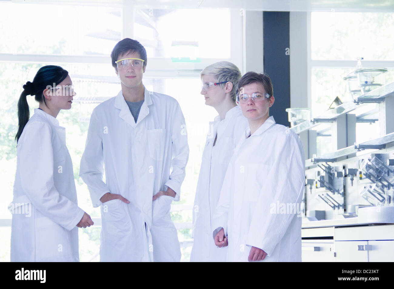 Studenti di chimica in piedi insieme in laboratorio, ritratto Foto Stock