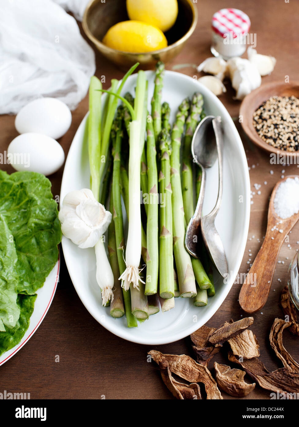 Studio shot di asparagi, circondato da altri ingredienti Foto Stock