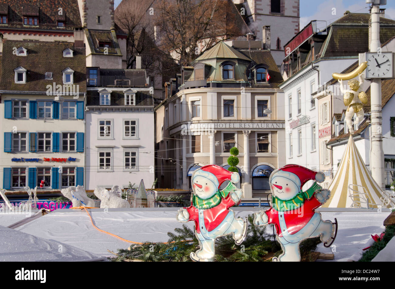 La Svizzera, Basilea. Basilea vacanza invernale Mercato (aka Basler Weihnacht) a Barfusserplatz. Holiday roof top decorazioni. Foto Stock