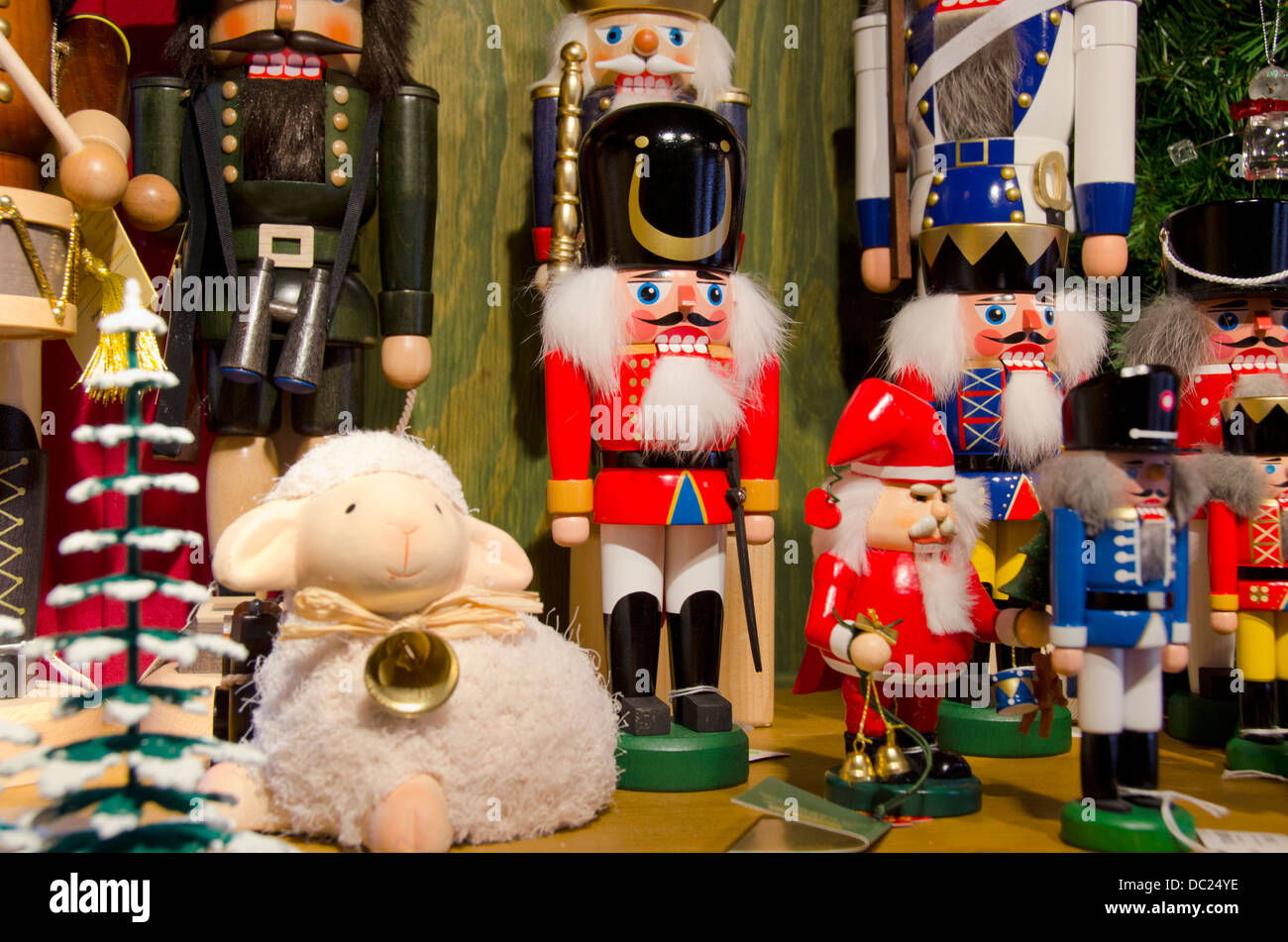 La Svizzera, Basilea. Basilea vacanza invernale Mercato a Barfusserplatz. In legno tradizionali schiaccianoci decorazioni di Natale. Foto Stock