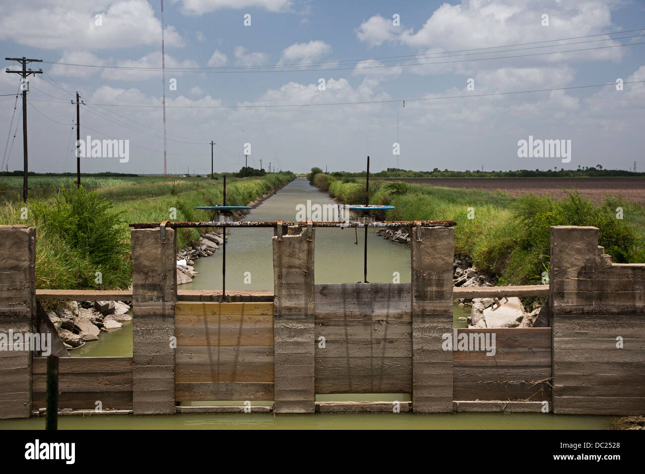 Santa Maria, Texas - un canale di irrigazione per gli agricoltori nel Rio Grande Valley. L'acqua proviene dal fiume Rio Grande. Foto Stock