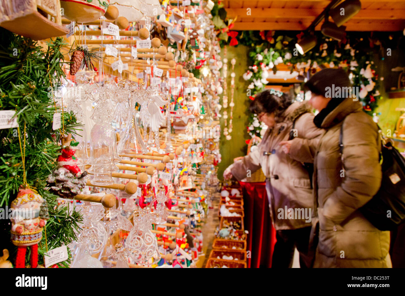 La Svizzera, Basilea. Basilea vacanza invernale Mercato (aka Basler Weihnacht) a Barfusserplatz. Tipiche decorazioni di Natale. Foto Stock