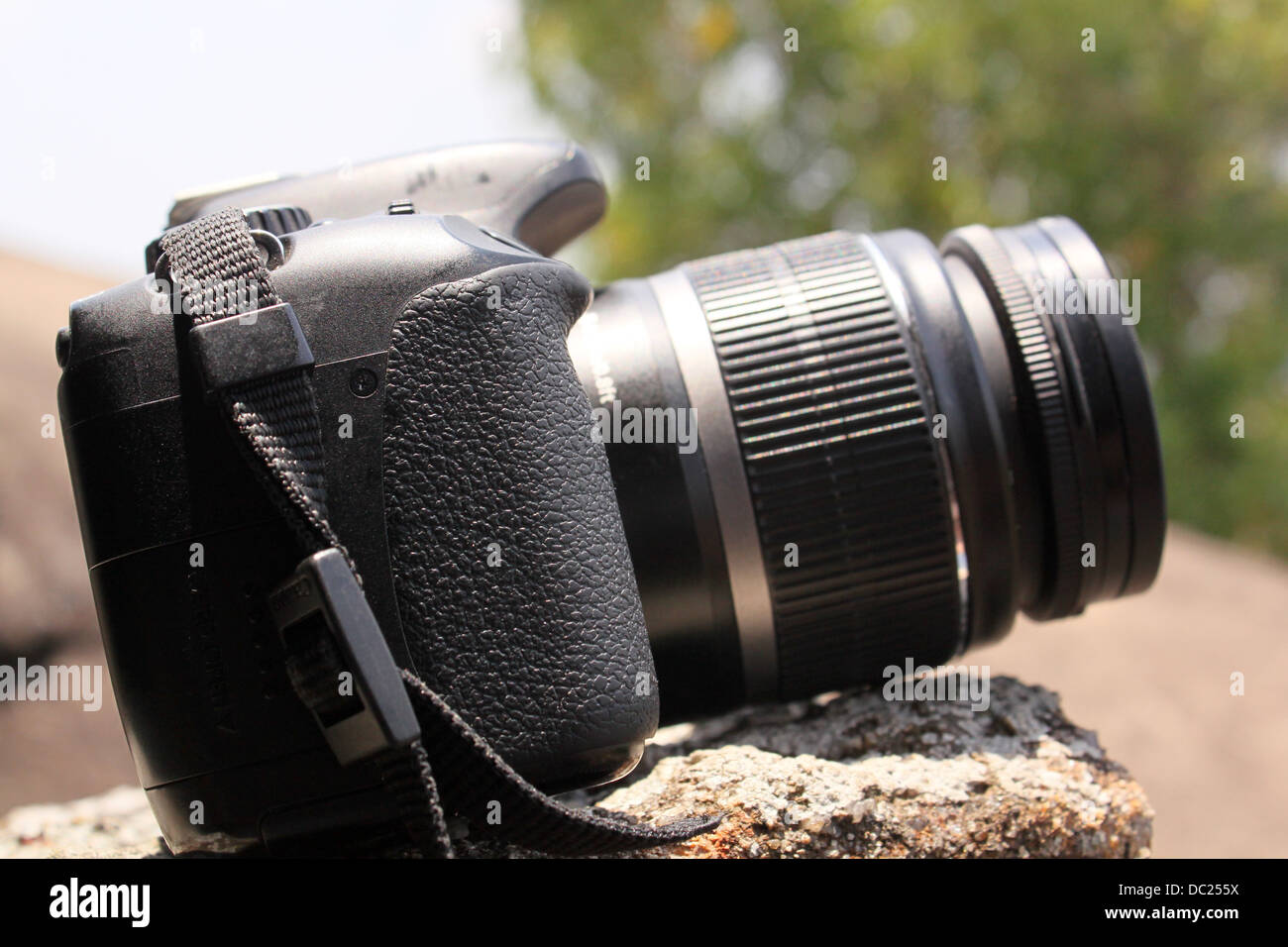 Canon EOS 550D o Rebel T2i telecamera collocata su una roccia Foto Stock