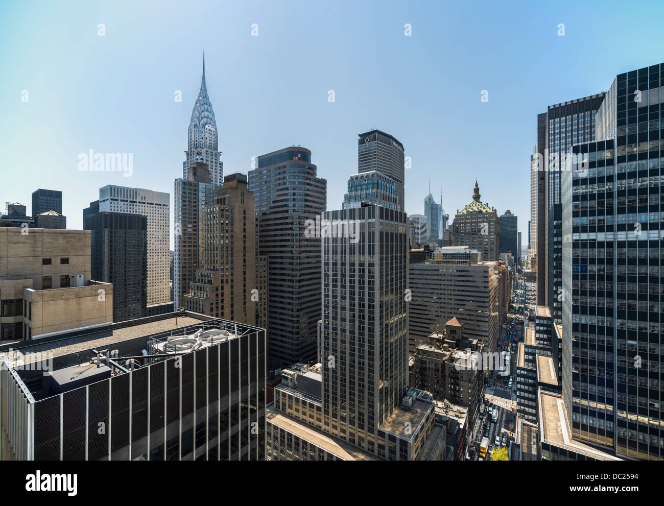 Skyline di New York alta illuminata dal Chrysler Building Foto Stock