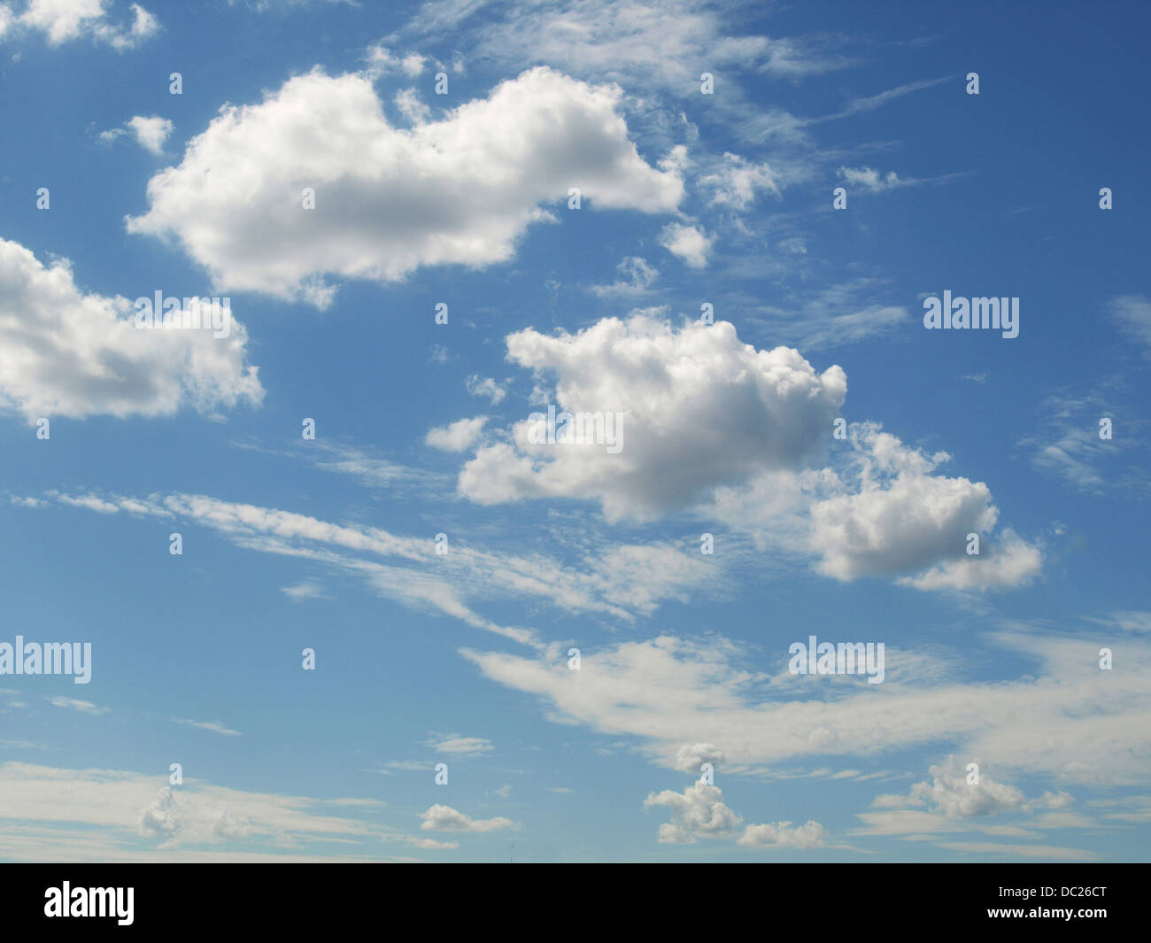 Sullo sfondo di un cielo estivo blu con nuvole bianche Foto Stock