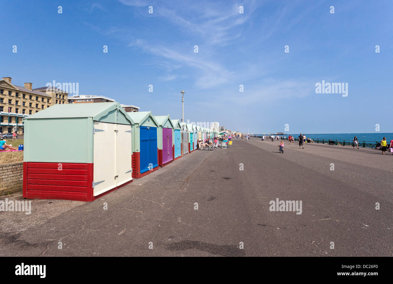 Fila di cabine sulla spiaggia, dalla promenade, Brighton, Inghilterra, Regno Unito Foto Stock