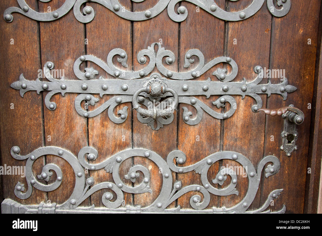 La Svizzera, Basilea. Chiesa Storica a Munsterplatz. Dettaglio della pesante porta di legno con elementi in ferro battuto design. Foto Stock