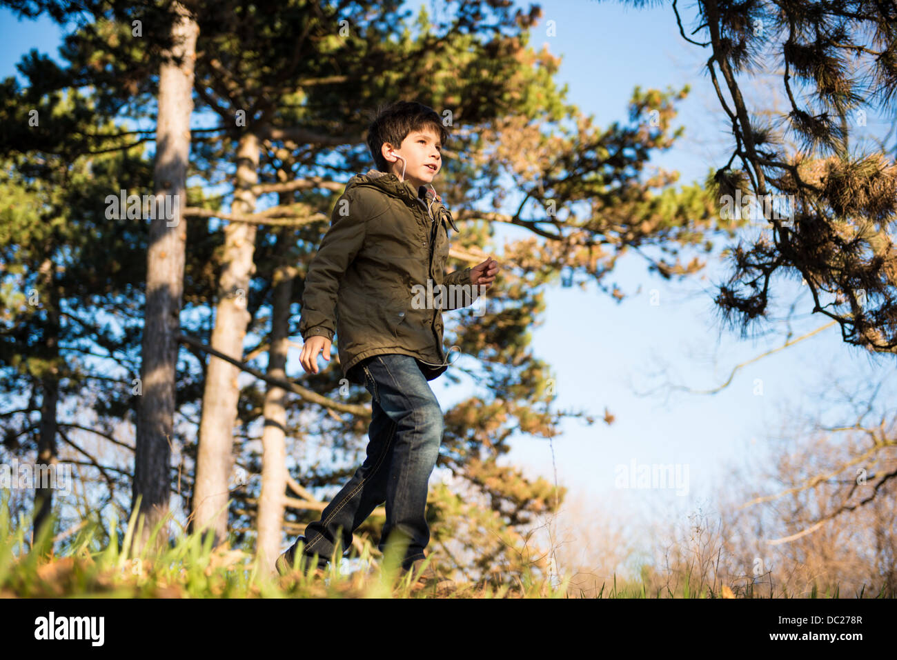 Ragazzo passeggiate in campagna Foto Stock