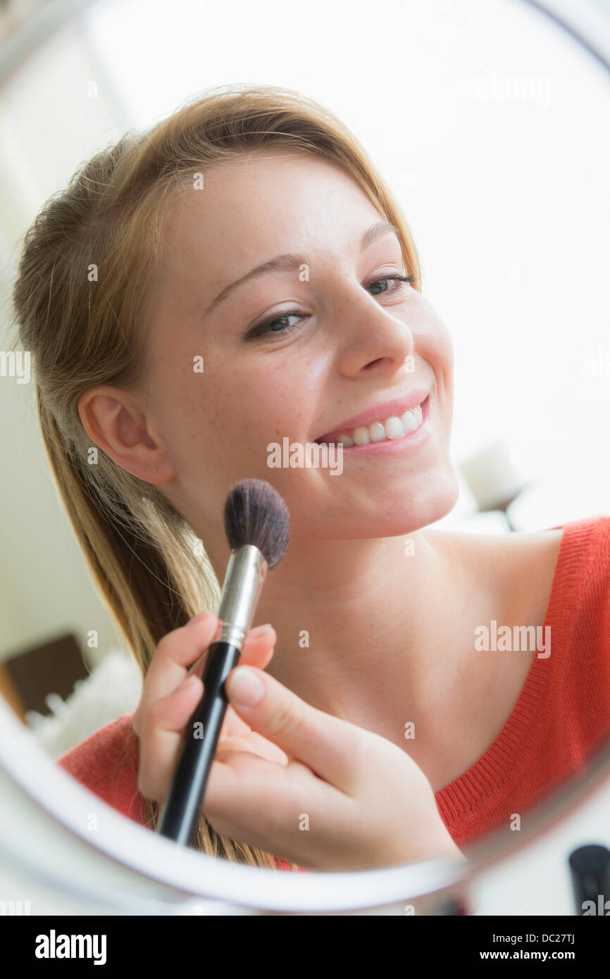 Ragazza adolescente applicare cosmetici Foto Stock