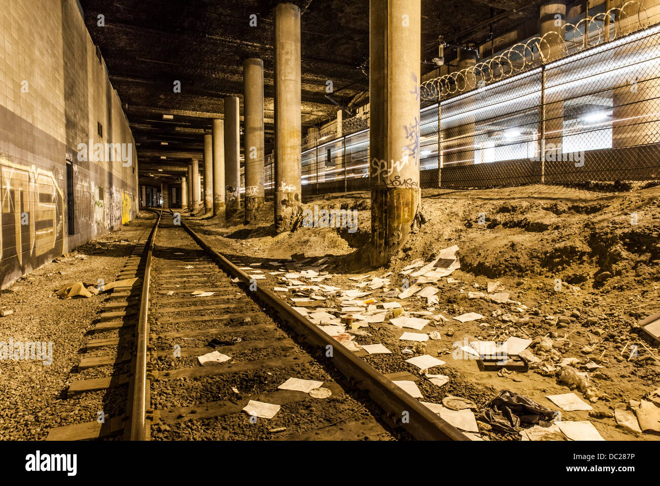 Treno tunner vicino al lungomare la stazione dello Skytrain in Vancouver, Colombia britannica, Canada. Foto Stock