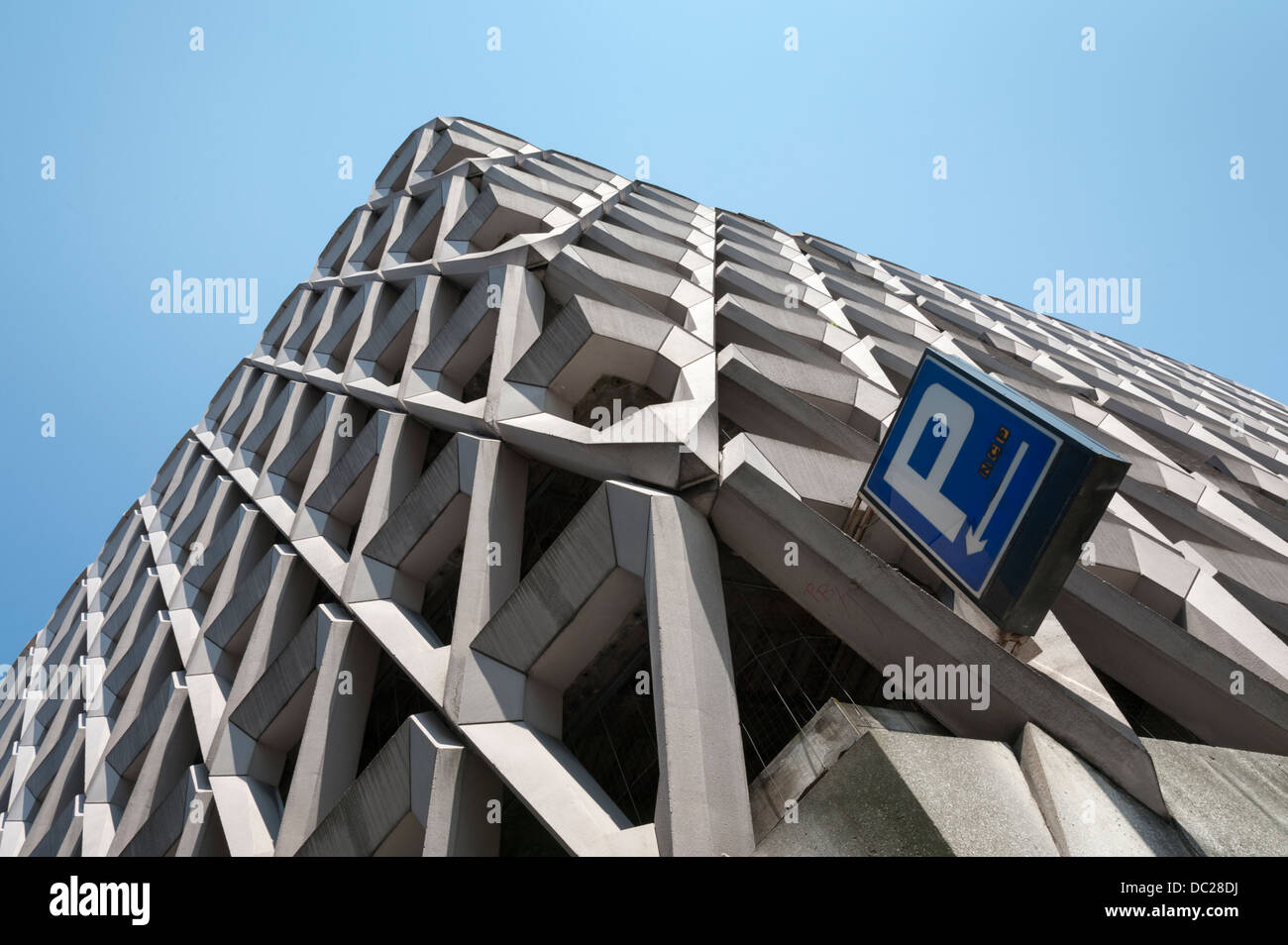 Parcheggio NCP - di un moderno edificio di cemento in corrispondenza della giunzione di Henrieta posto Welbeck Street London REGNO UNITO Foto Stock