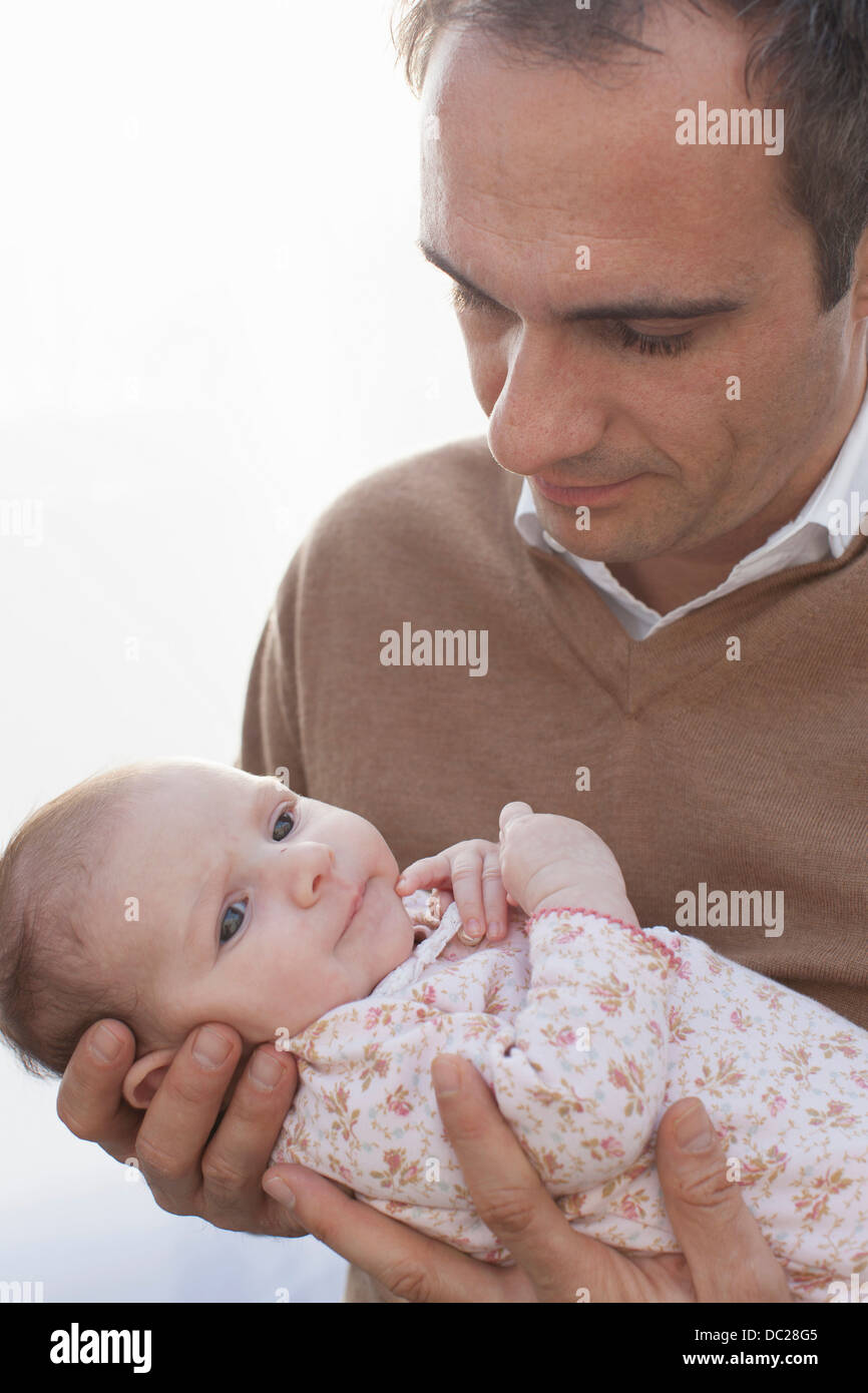 Padre holding neonato figlia Foto Stock