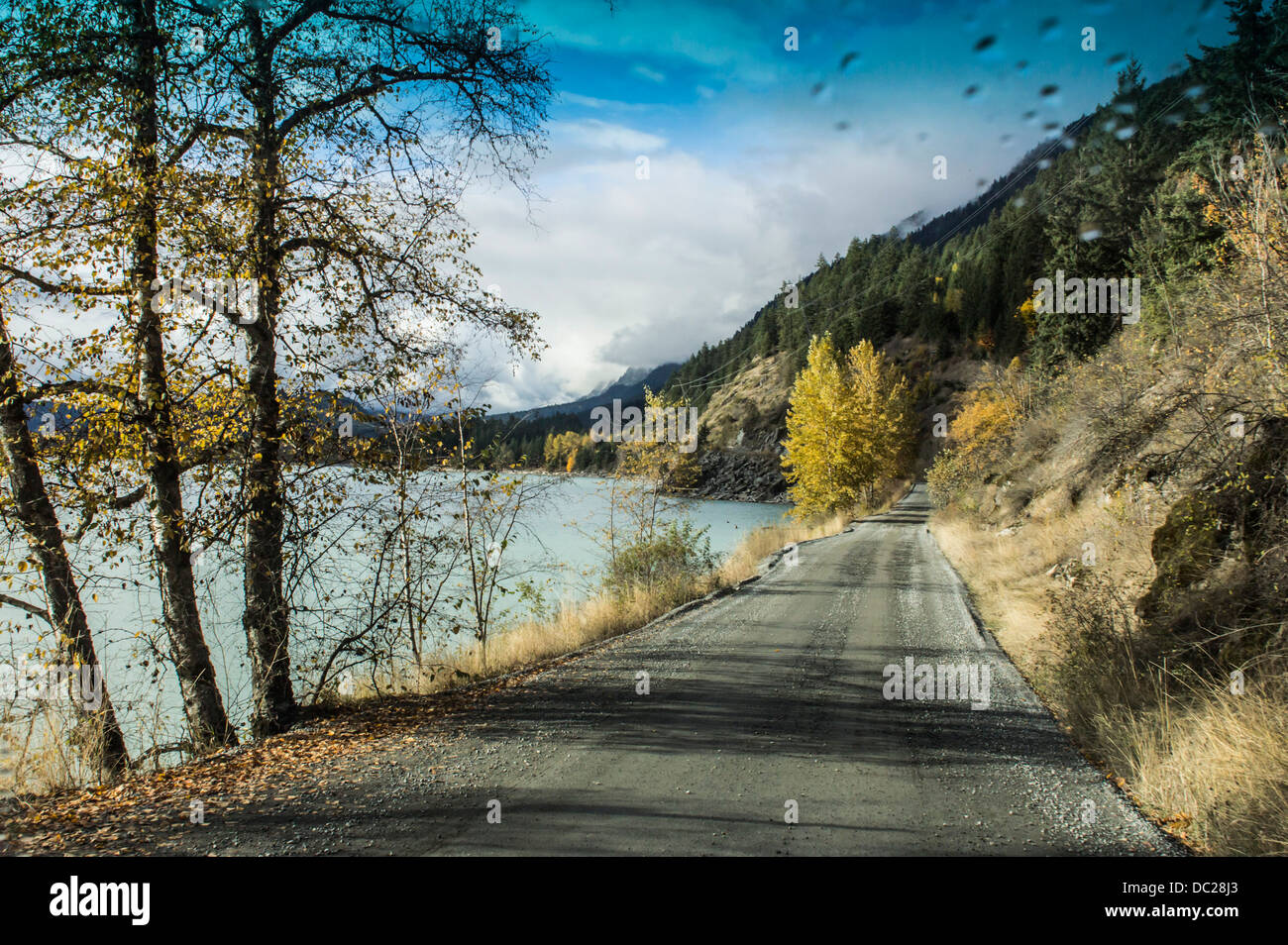 Lillouette Lake Road visto attraverso il parabrezza in autunno, vicino Lillouette BC, Canada. Foto Stock