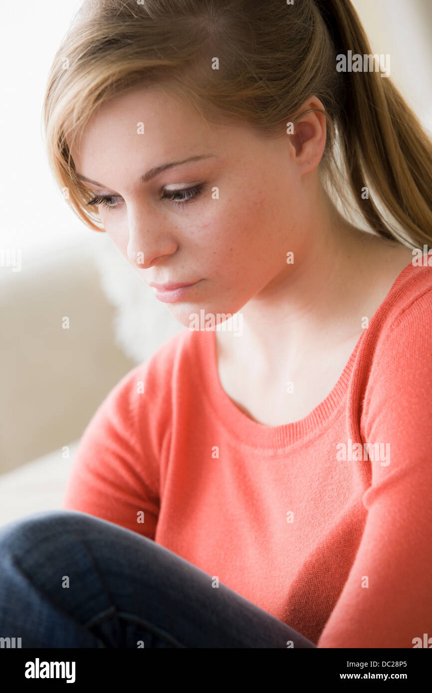 Triste ragazza adolescente Foto Stock