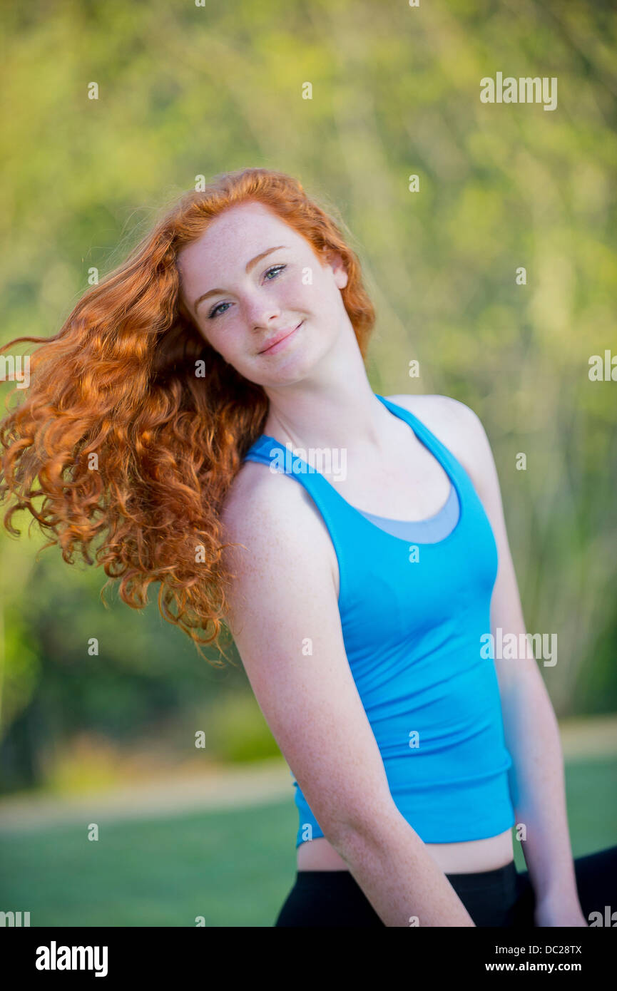 Ritratto di ragazza adolescente con lunghi capelli rossi Foto Stock