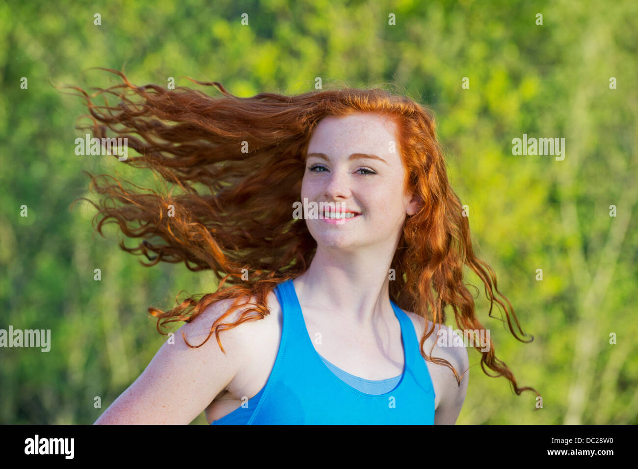 Ritratto di ragazza adolescente con lunghi capelli rossi Foto Stock